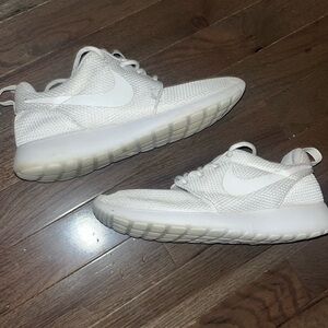 Women’s Classic Nike All White Roshe Run Shoes Size 7